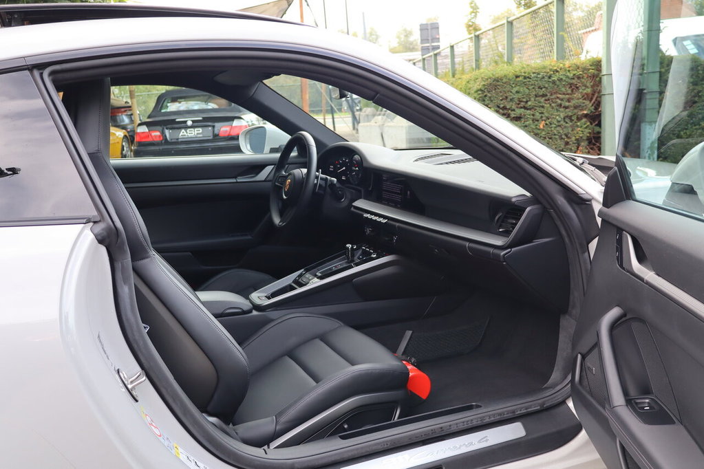 Porsche 992 Carrera 4