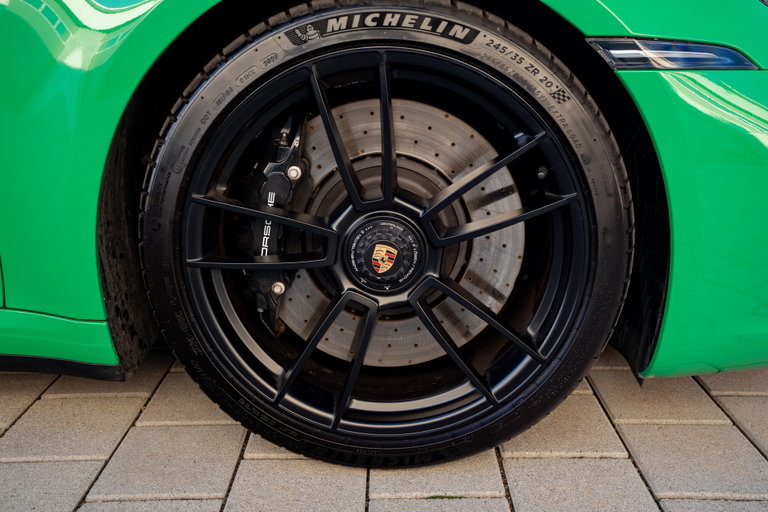 Porsche 992 Carrera 4 GTS