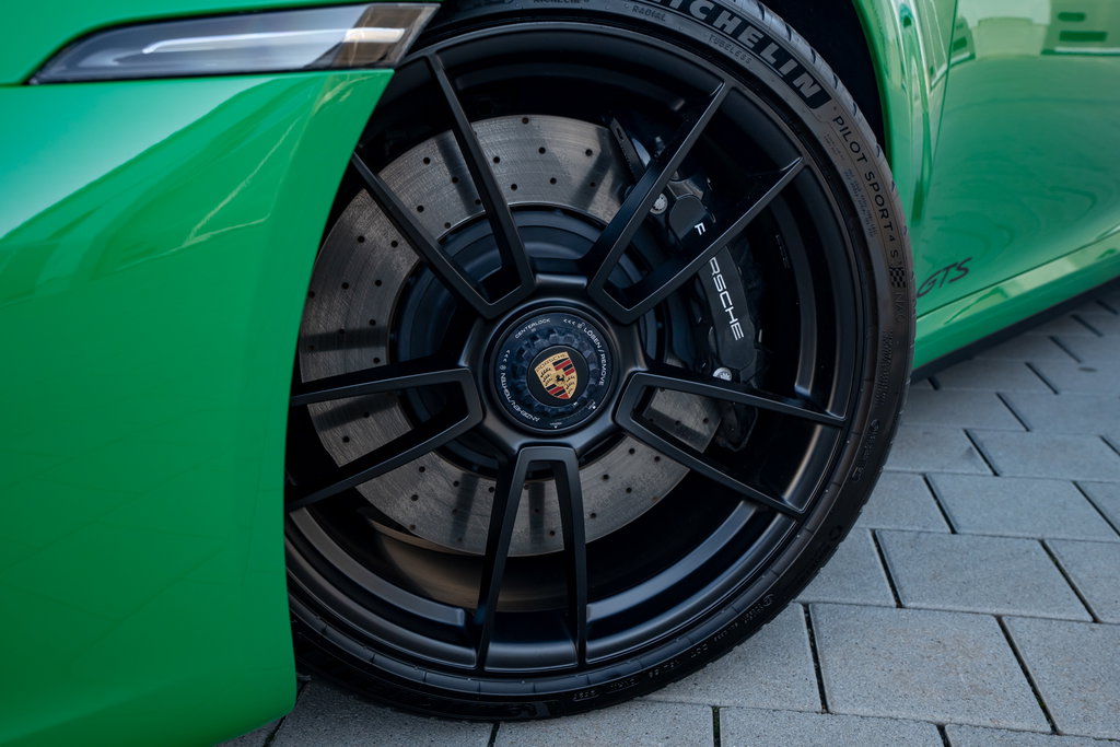Porsche 992 Carrera 4 GTS