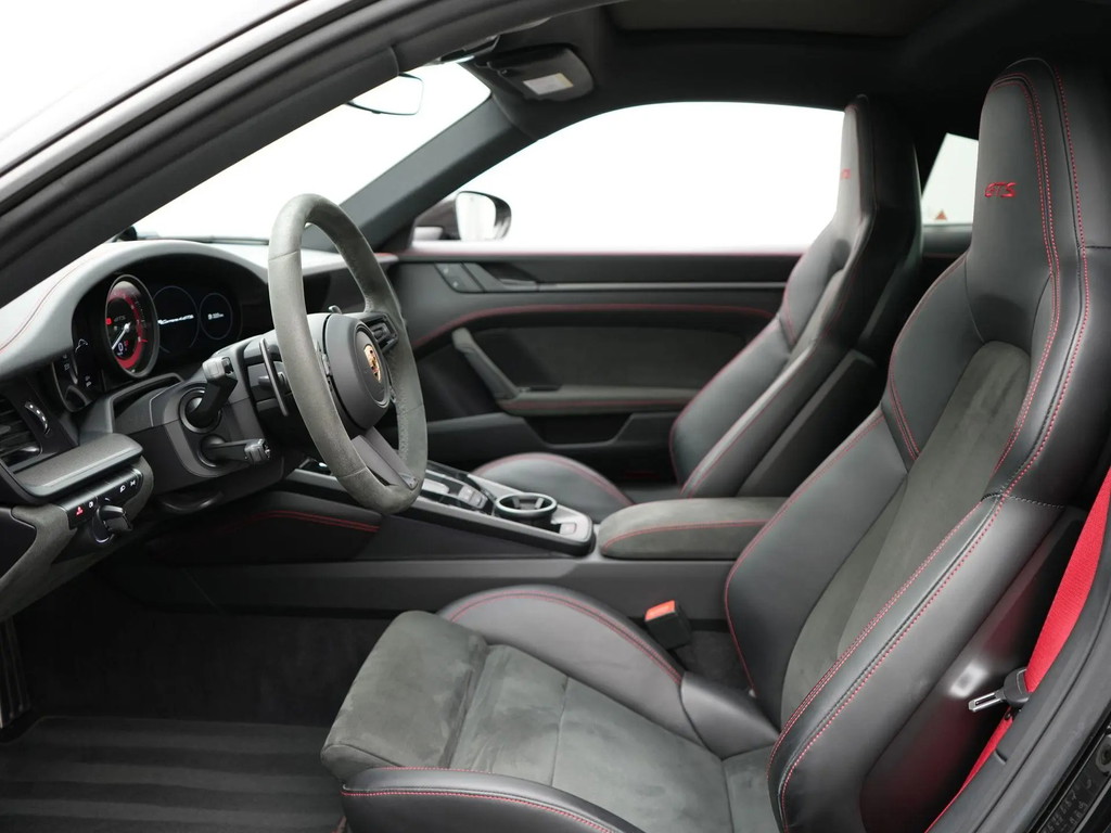 Porsche 992 Carrera 4 GTS