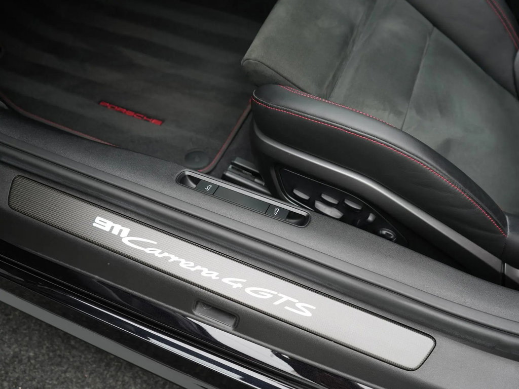Porsche 992 Carrera 4 GTS