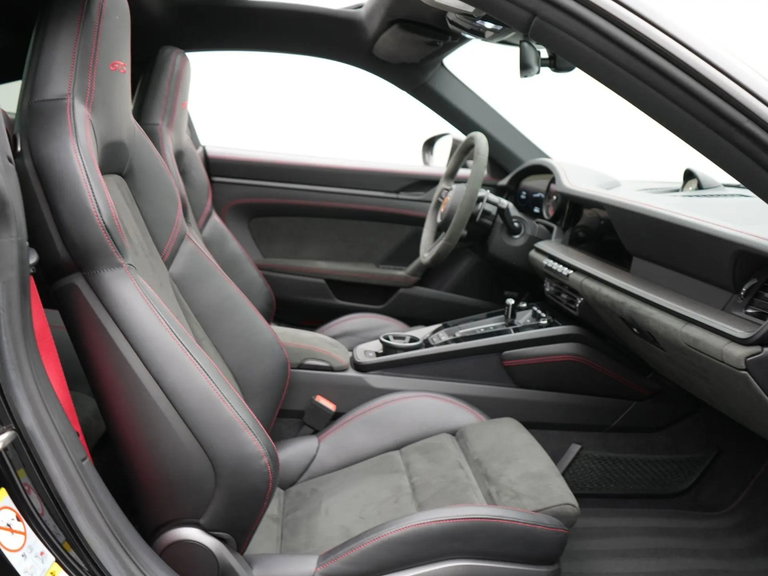 Porsche 992 Carrera 4 GTS