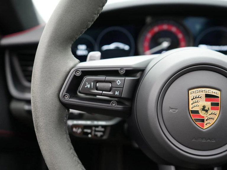 Porsche 992 Carrera 4 GTS