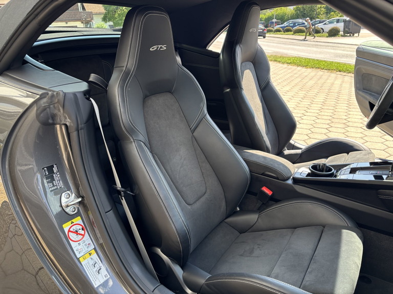 Porsche 992 Carrera 4 GTS