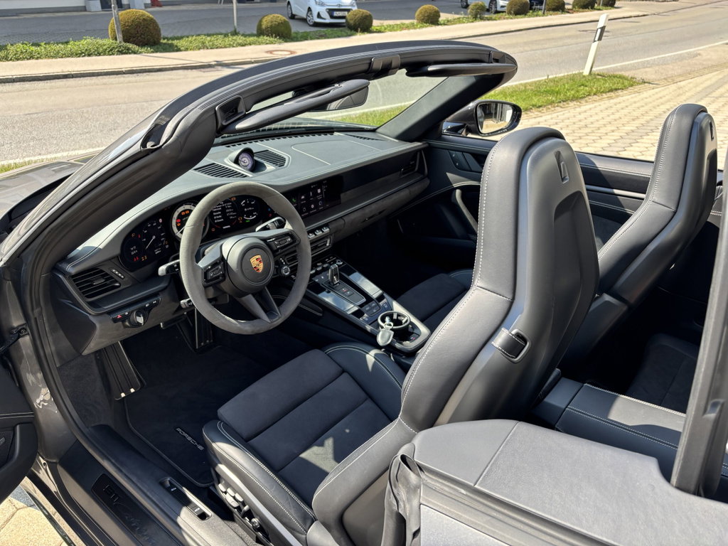 Porsche 992 Carrera 4 GTS