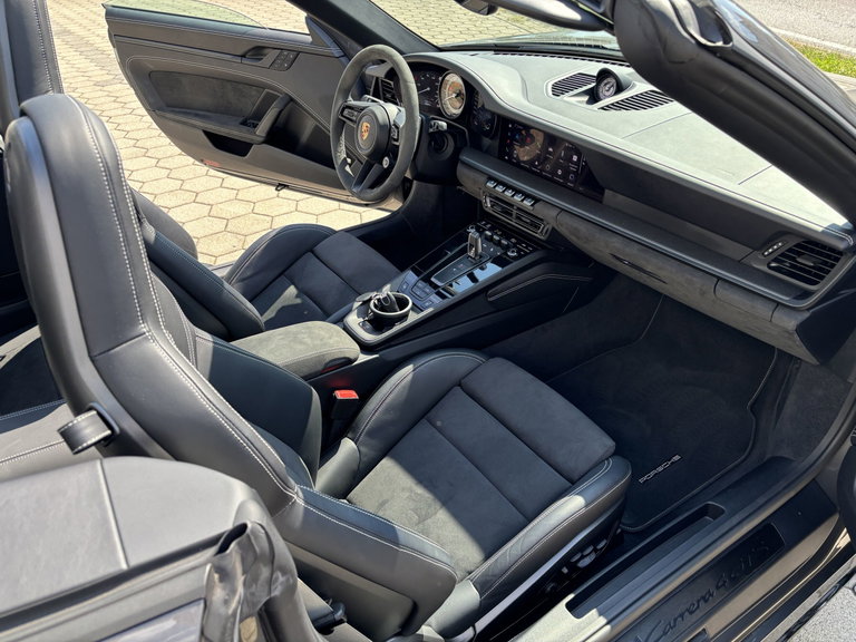 Porsche 992 Carrera 4 GTS