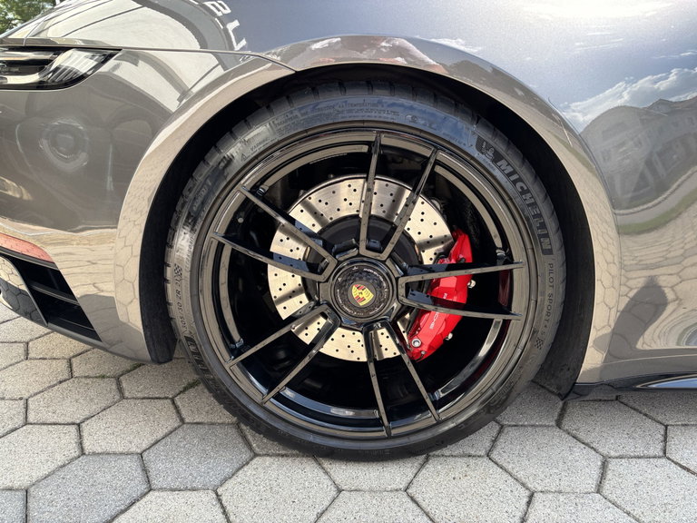 Porsche 992 Carrera 4 GTS