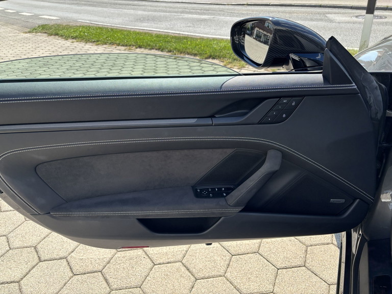 Porsche 992 Carrera 4 GTS