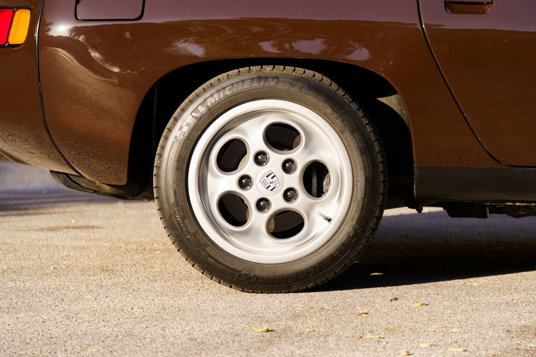 Porsche 928