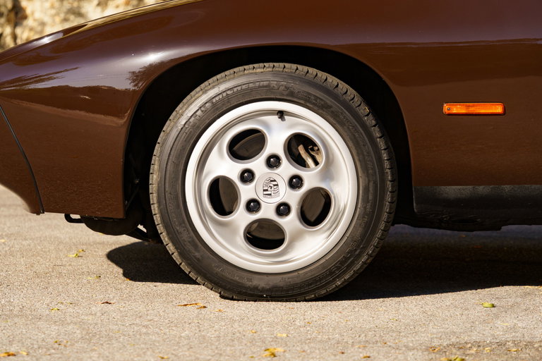 Porsche 928