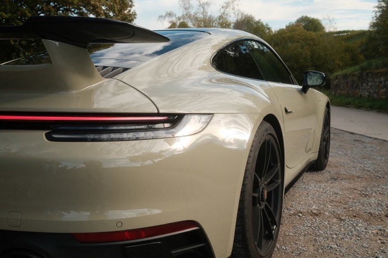 Porsche 992 Carrera 4 GTS