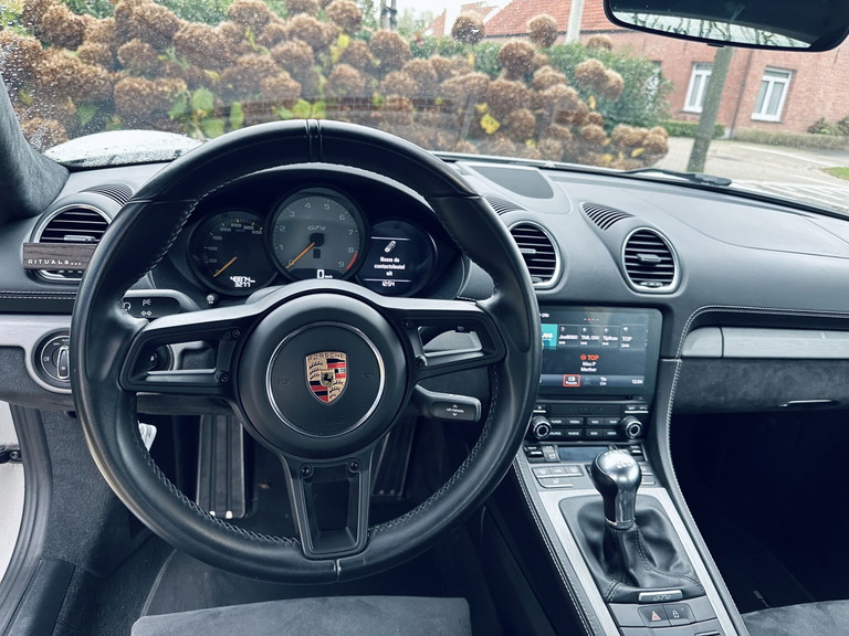 Porsche 718 Cayman GT4