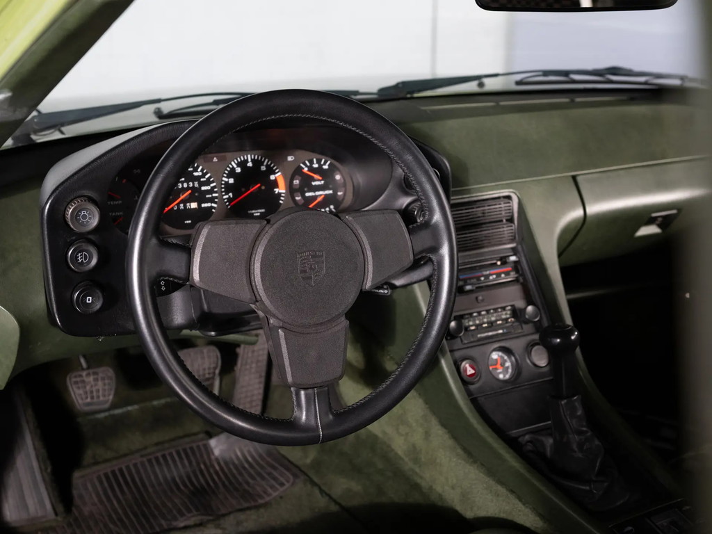 Porsche 928