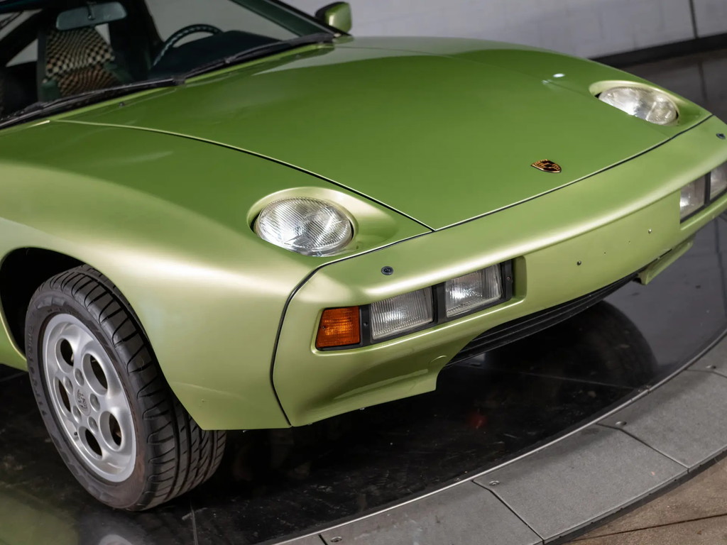 Porsche 928